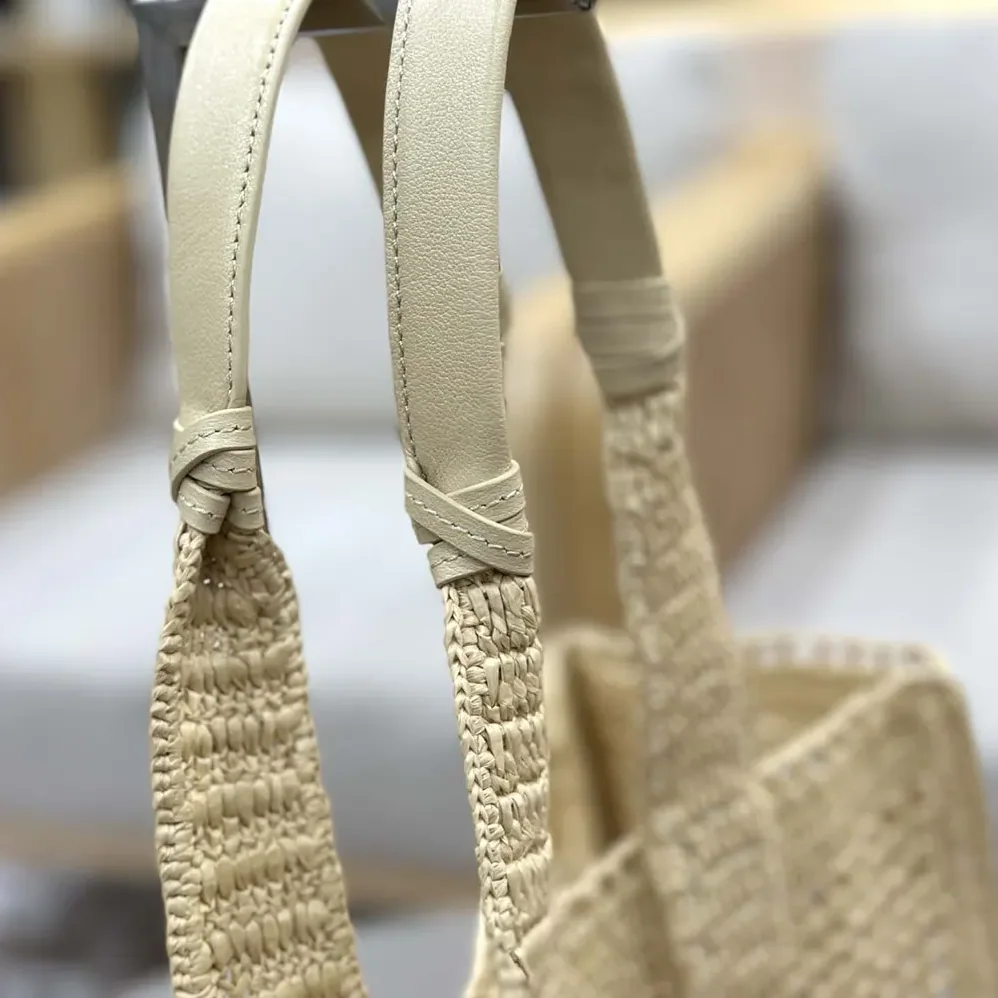 Chloe Summer Banana East-west Tote Bag in Raffia & Buffalo Leather for Women in Beige Chloe Summer Banana East-west Tote Bag in Raffia & Buffalo Leather for Women in Beige