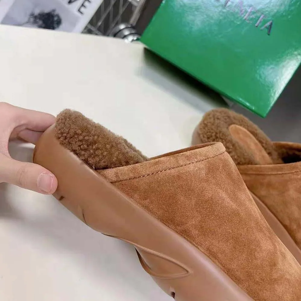 Bottega Veneta Snap Slipper in Shearling Calfskin for Unisex in Brown Bottega Veneta Snap Slipper in Shearling Calfskin for Unisex in Brown