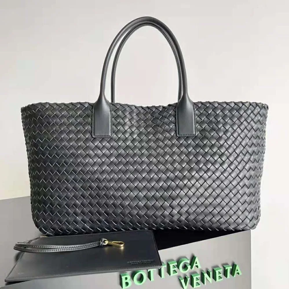Bottega Veneta Medium Cabat Leather Tote Bag for Women in Black Bottega Veneta Medium Cabat Leather Tote Bag for Women in Black