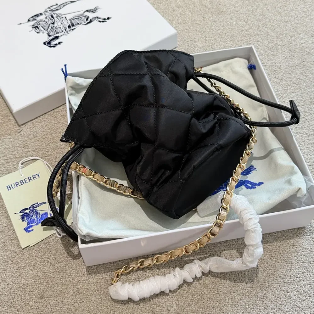 Burberry Horseshoe Chain Pouch for Women in Black Burberry Horseshoe Chain Pouch for Women in Black