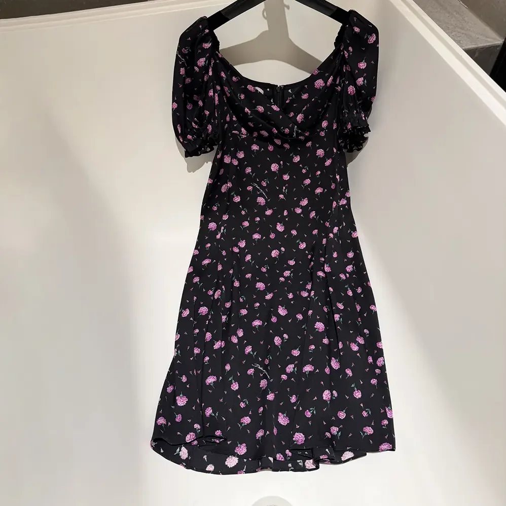 Dolce Gabbana D&G Carnations for Women in Print Dress Dolce Gabbana D&G Carnations for Women in Print Dress