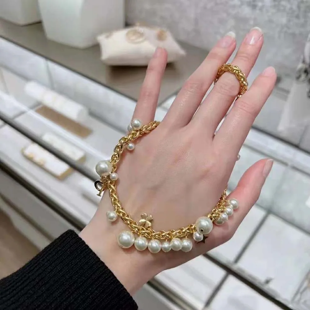 Dior Dio(r)evolution Necklace Gold-Finish Metal and White Resin Pearls for Women Dior Dio(r)evolution Necklace Gold-Finish Metal and White Resin Pearls for Women