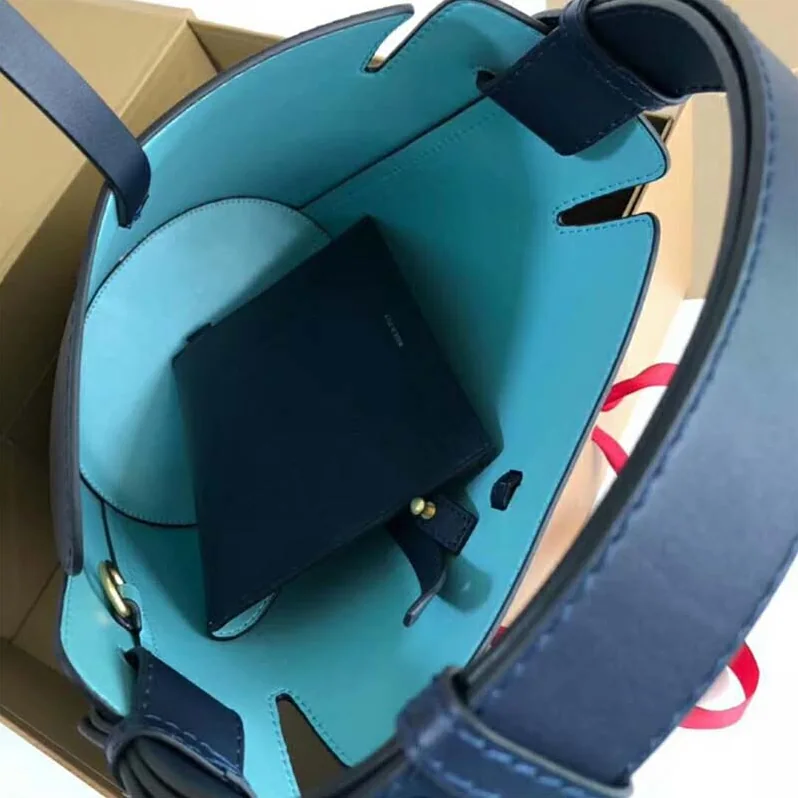 Burberry The Large Leather Bucket Bag for Women in Navy Burberry The Large Leather Bucket Bag for Women in Navy