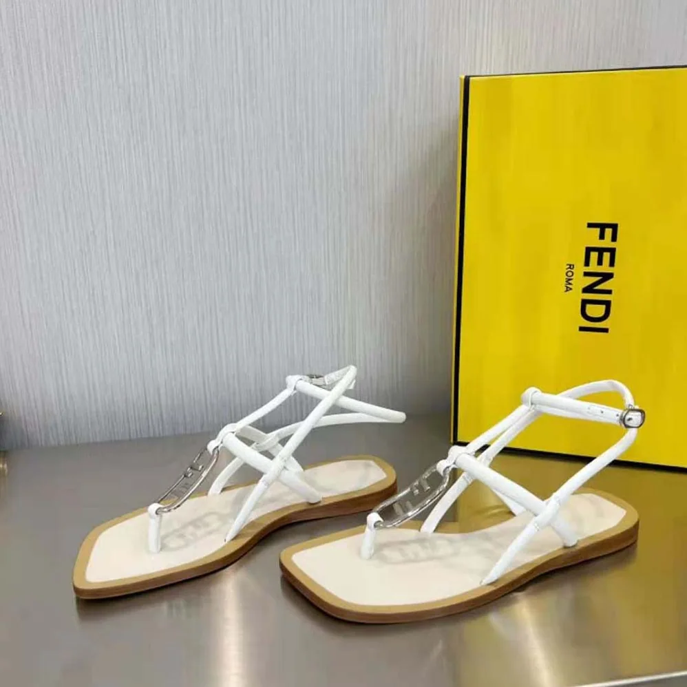Fendi O Lock White Nappa Leather Thong Sandals for Women Fendi O Lock White Nappa Leather Thong Sandals for Women