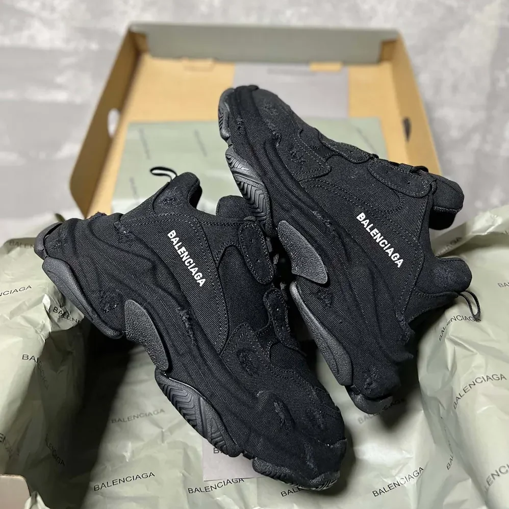 Balenciaga Triple S Sneaker in Black for Unisex Balenciaga Triple S Sneaker in Black for Unisex