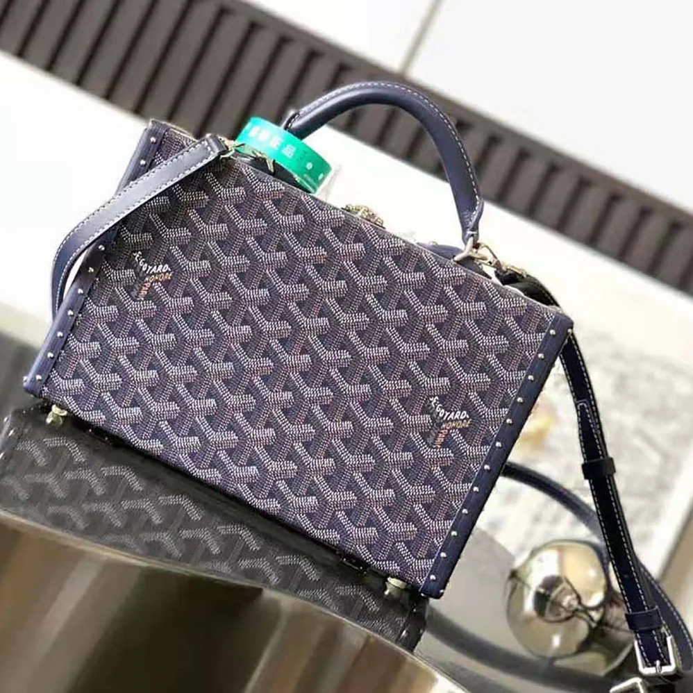 Goyard Sac Malle Grand Hôtel in Goyardine Canvas & Clamecy Calfskin for Women in Navy Goyard Sac Malle Grand Hôtel in Goyardine Canvas & Clamecy Calfskin for Women in Navy