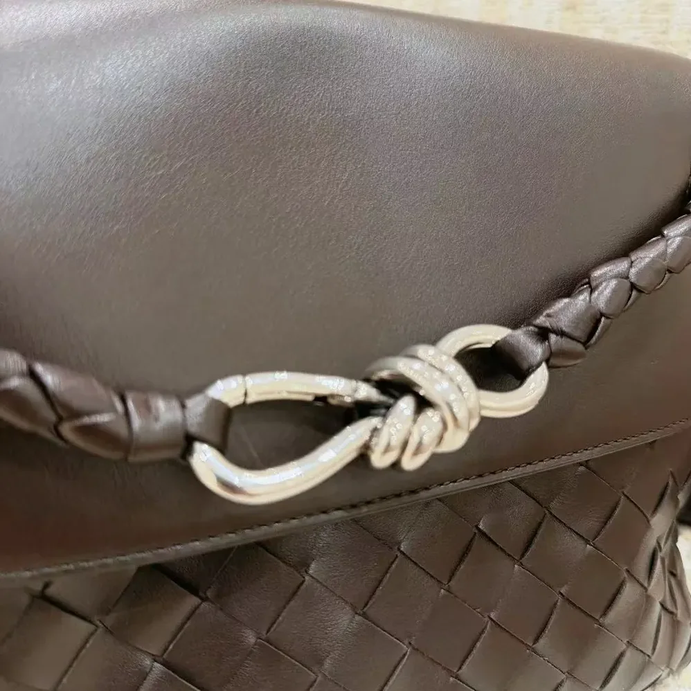 Bottega Veneta Small Andiamo Messenger for Men in Chocolate