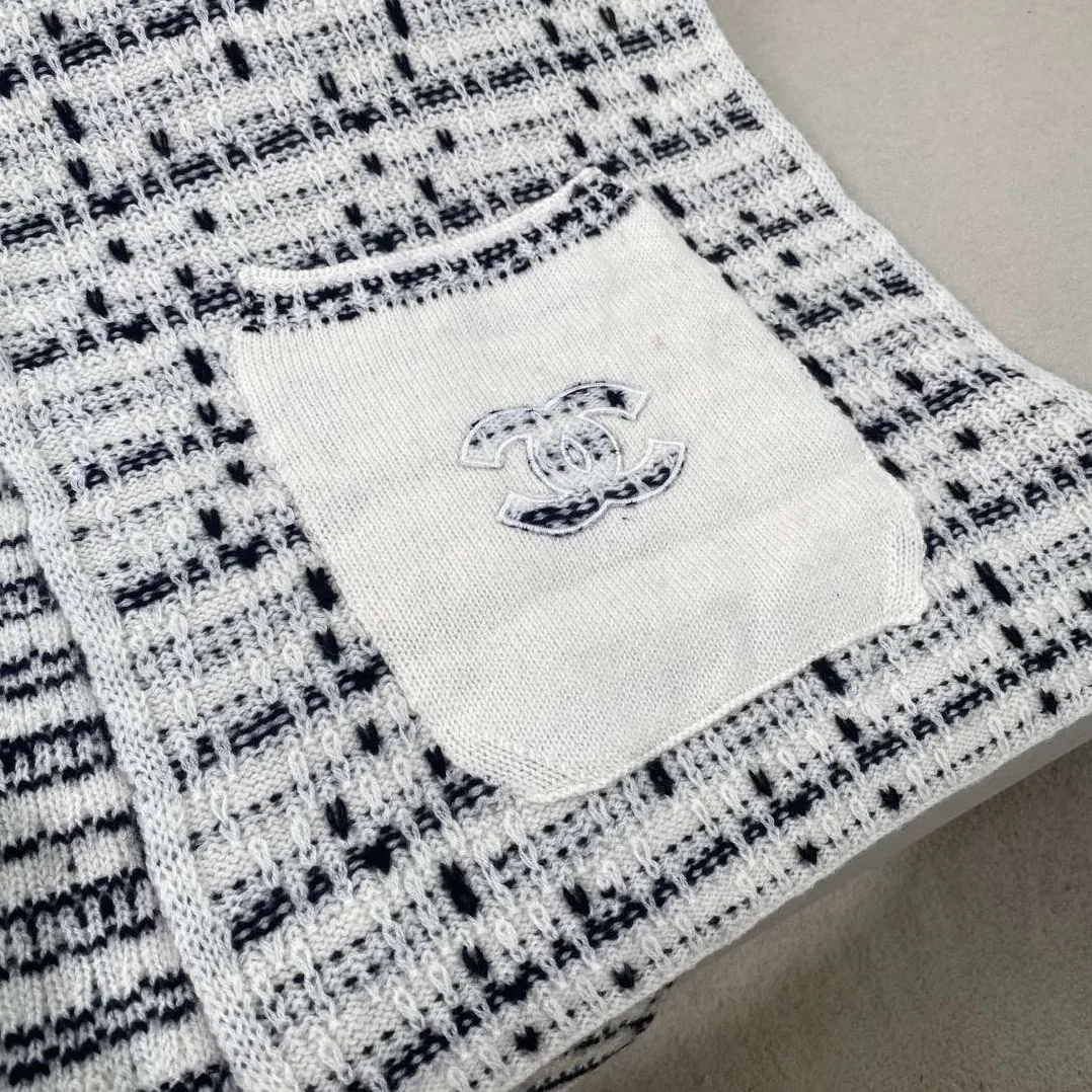 Chanel High in End Cashmere Scarf White Chanel High in End Cashmere Scarf White