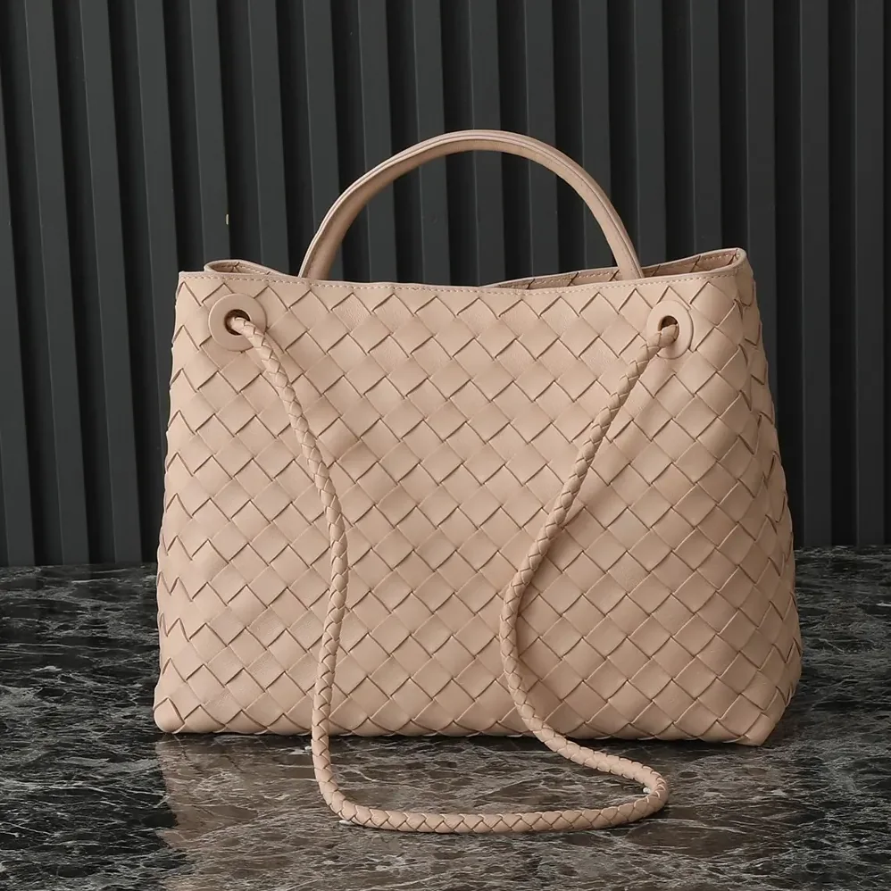 Bottega Veneta Medium Andiamo in Supple Intrecciato Leather for Women in Pink Bottega Veneta Medium Andiamo in Supple Intrecciato Leather for Women in Pink