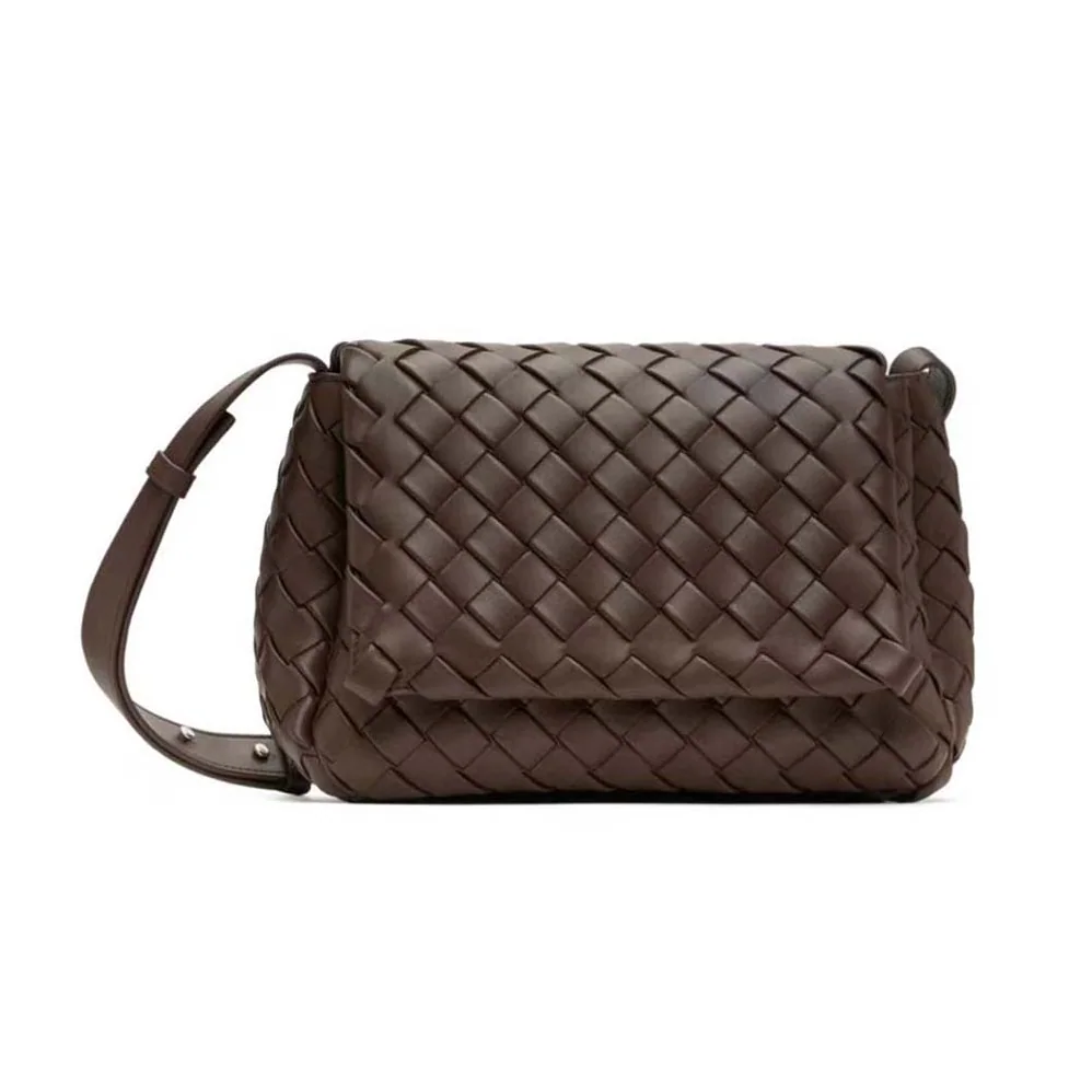 Bottega Veneta Small Cobble Messenger in Calfskin Leather for Unisex in Chocolate Bottega Veneta Small Cobble Messenger in Calfskin Leather for Unisex in Chocolate