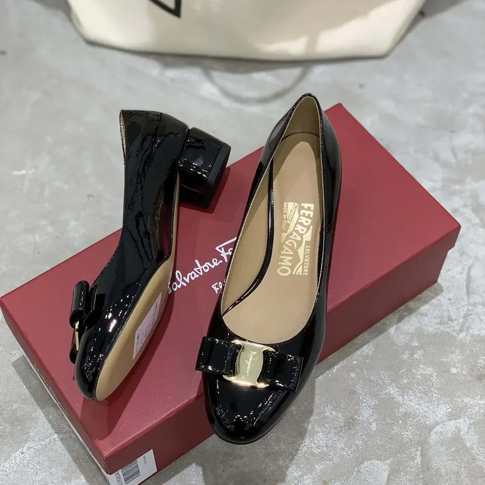 Salvatore Ferragamo Vara Pump for Women in Black Salvatore Ferragamo Vara Pump for Women in Black