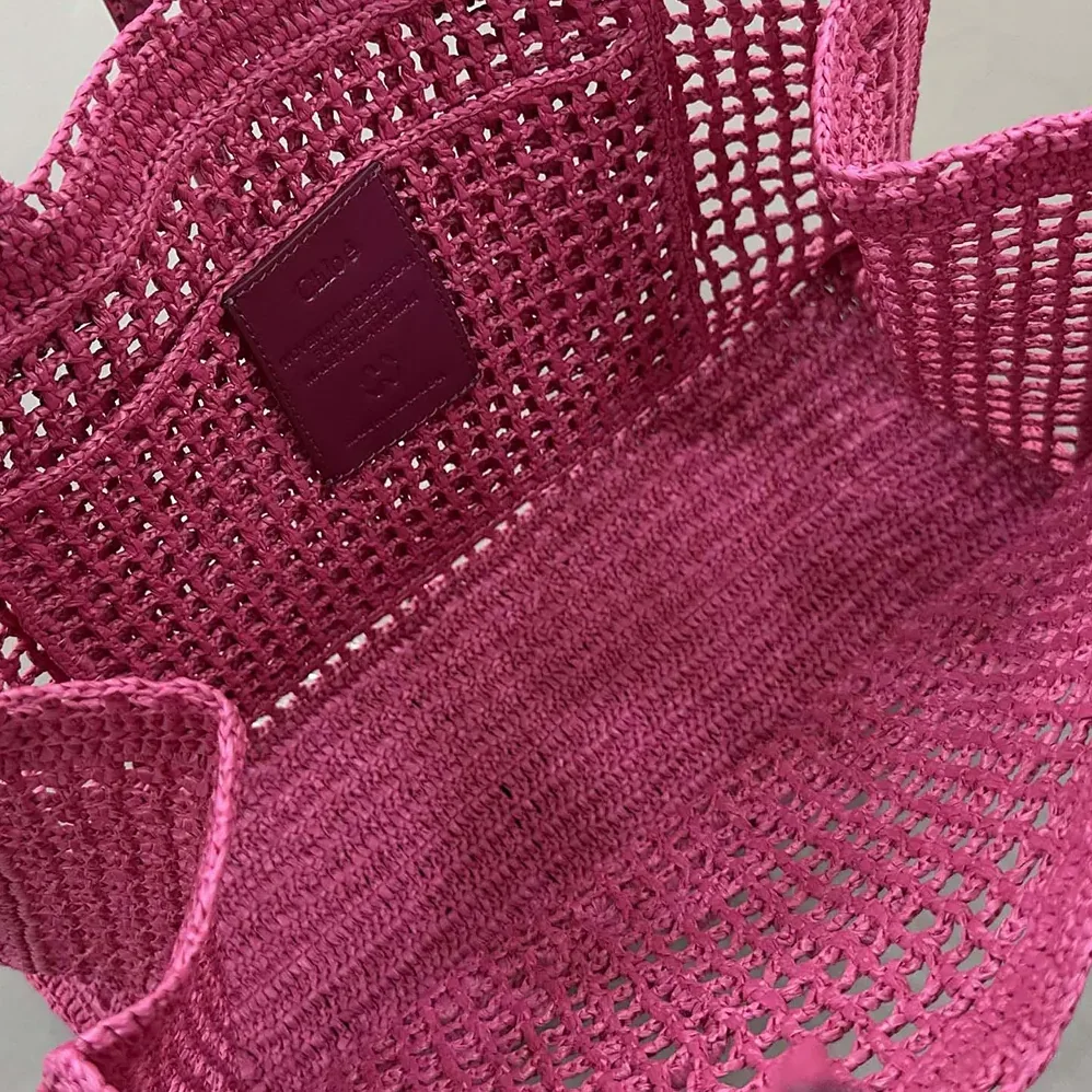 Chloe Summer Banana East-west Tote Bag in Raffia & Buffalo Leather for Women in Pink Chloe Summer Banana East-west Tote Bag in Raffia & Buffalo Leather for Women in Pink