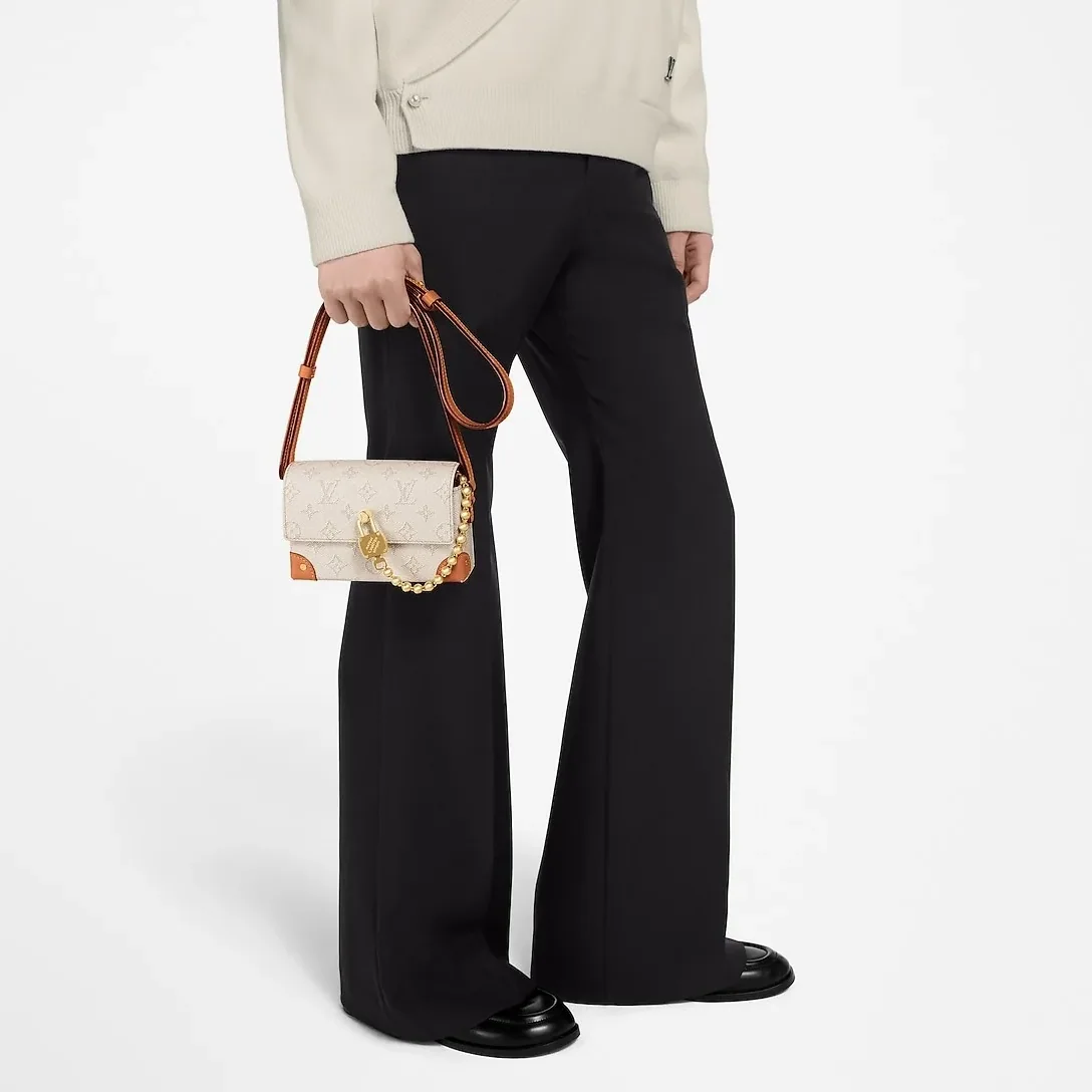 Louis Vuitton Steamer Wearable Wallet Off in White /