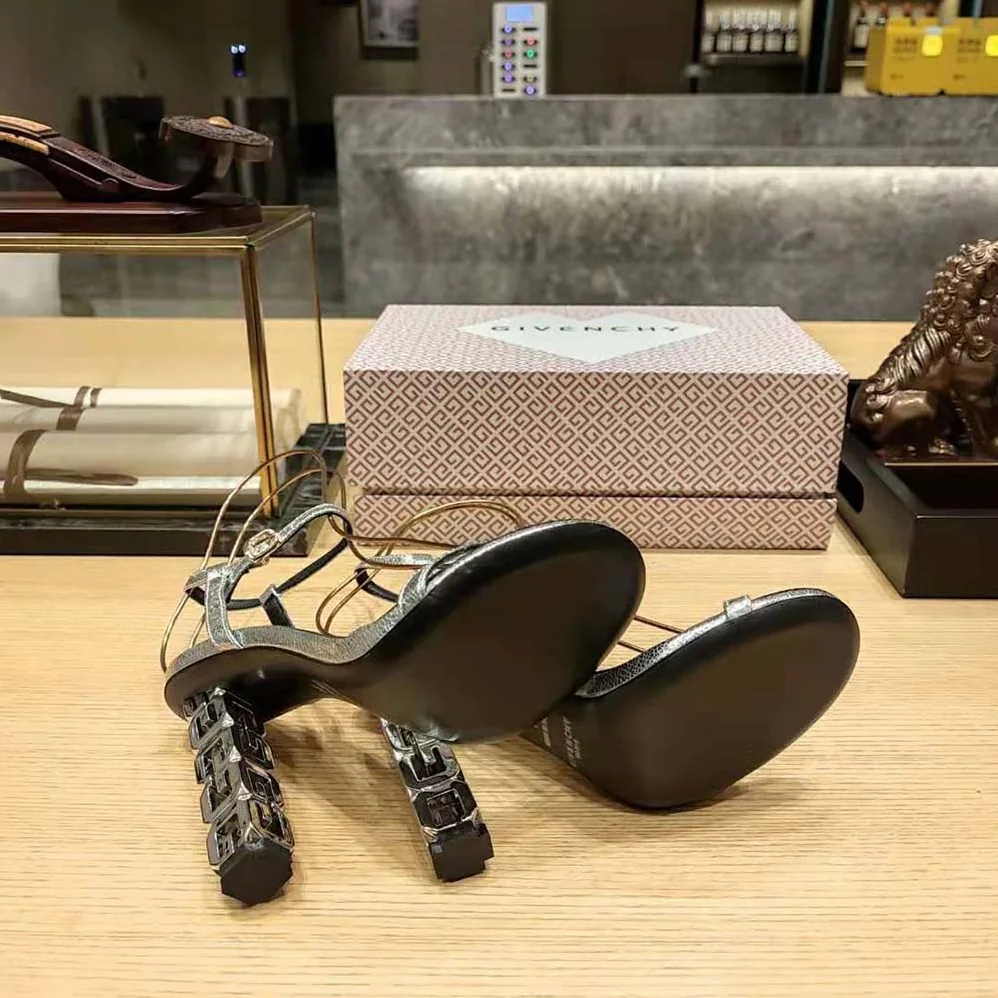 Givenchy G Cube Sandals in Leather for Women in Silver Givenchy G Cube Sandals in Leather for Women in Silver