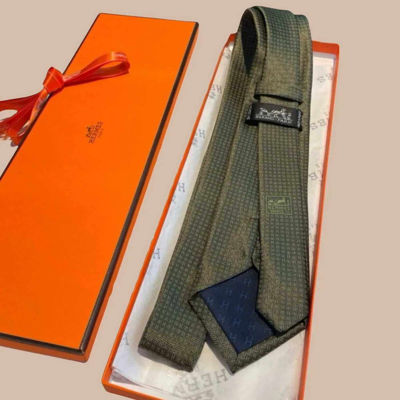Hermes Elegent Green Silk Tie Hermes Elegent Green Silk Tie