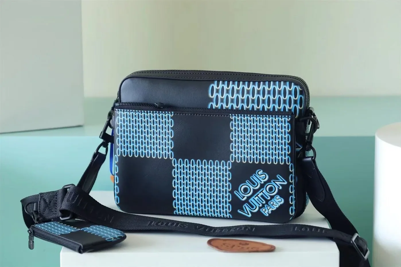 Louis Vuitton Trio Messenger Damier Spray Blue Louis Vuitton Trio Messenger Damier Spray Blue
