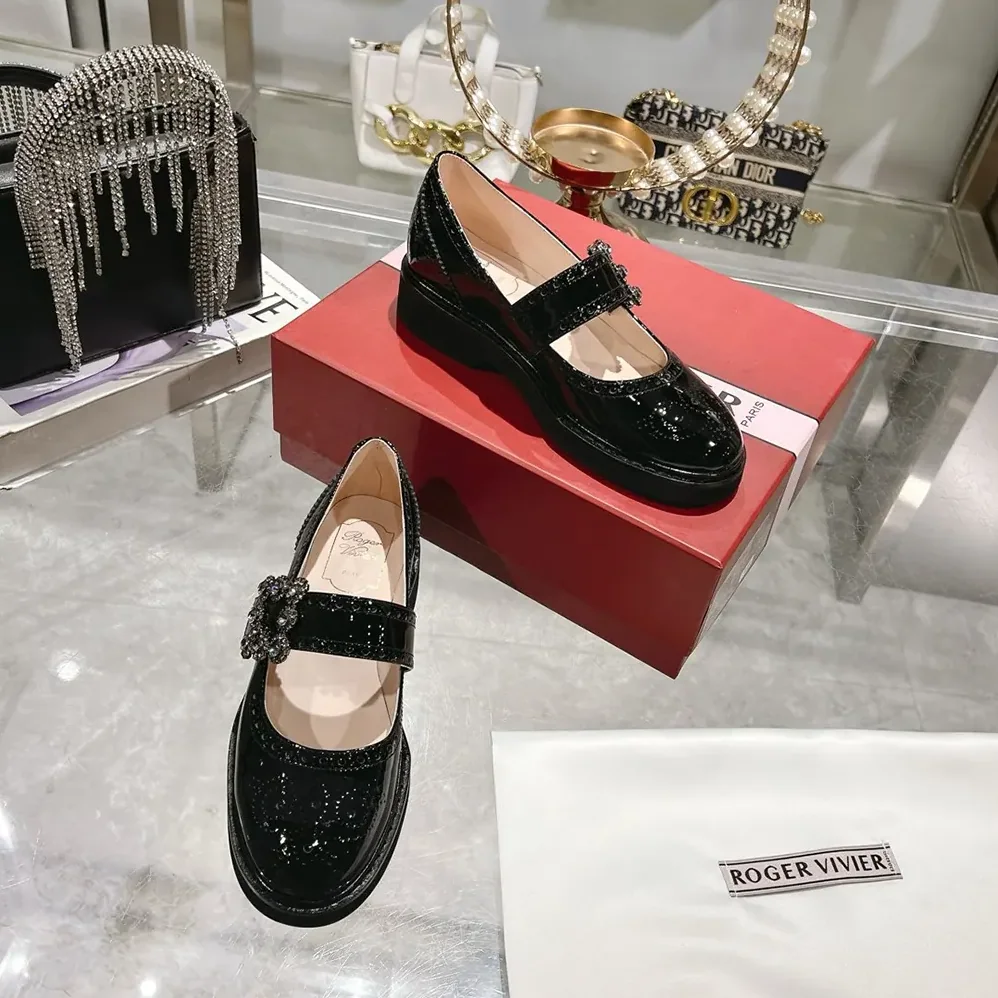 Roger Vivier Viv' Rangers Mary Janes in Leather for Women in Black Roger Vivier Viv' Rangers Mary Janes in Leather for Women in Black