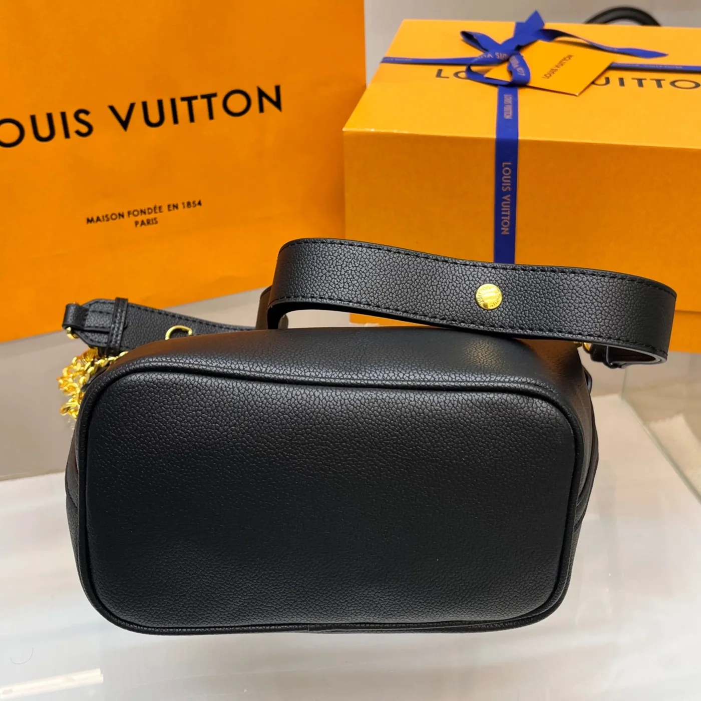 Louis Vuitton Lock And Walk Bag Black - / 8 Inches Louis Vuitton Lock And Walk Bag Black - / 8 Inches